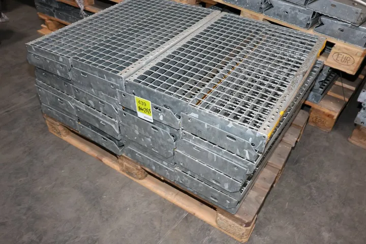 Konvolut Metall Treppenstufen Maße: 80 x 27,5 cm